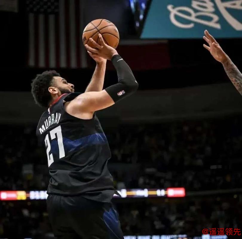 硬汉，掘金队贾马尔·穆雷带伤上阵，带队力克奇队